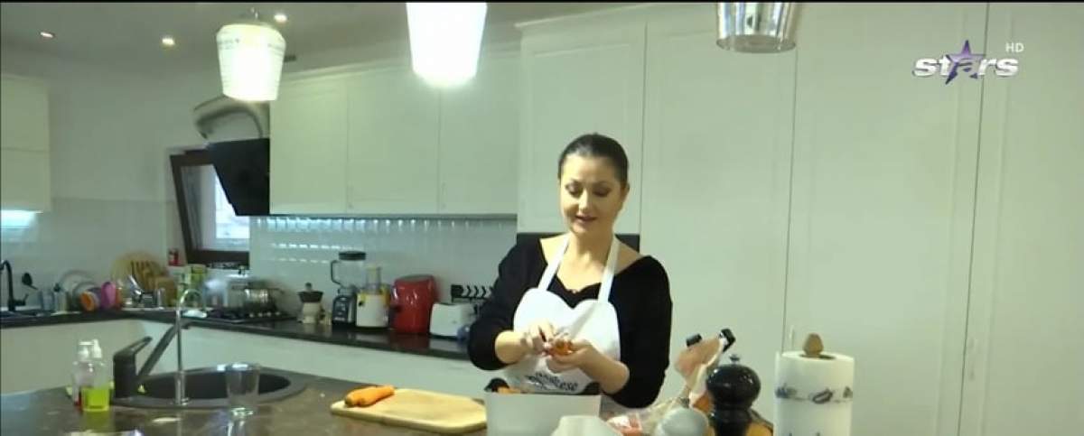 Gabriela Cristea, pregătiri intense pentru masa de Crăciun. Ce preparate a gătit vedeta și cine a fost ajutorul ei de nădejde în bucătărie / VIDEO