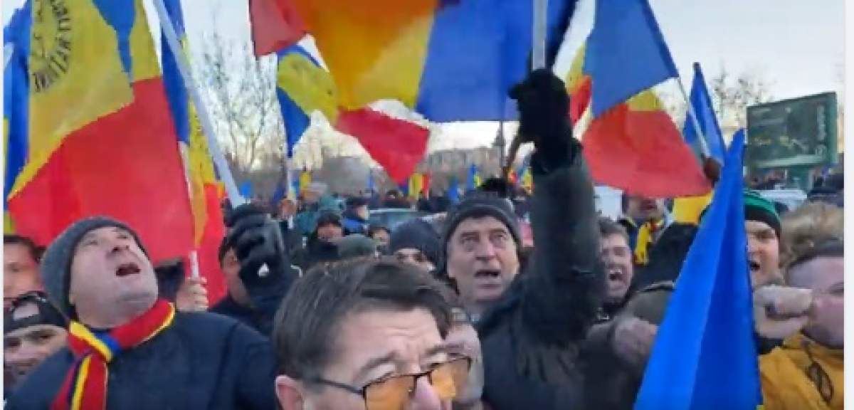 Protest de proporții în fața clădirii Parlamentului. Sute de oameni s-au declarat împotriva certificatului verde: ”Venim peste voi” / FOTO