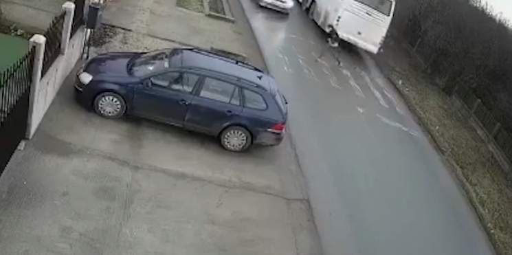 Accident șocant în Giurgiu! Un băiețel a fost spulberat pe trecerea de pietoni, chiar după ce a coborât din autobuzul şcolar / FOTO