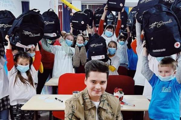 Selly, gest caritabil pentru copii nevoiași, în prag de Sărbători. Vloggerul, emoționat până la lacrimi: ”Vreau să fiți cei mai tari la școală” / FOTO