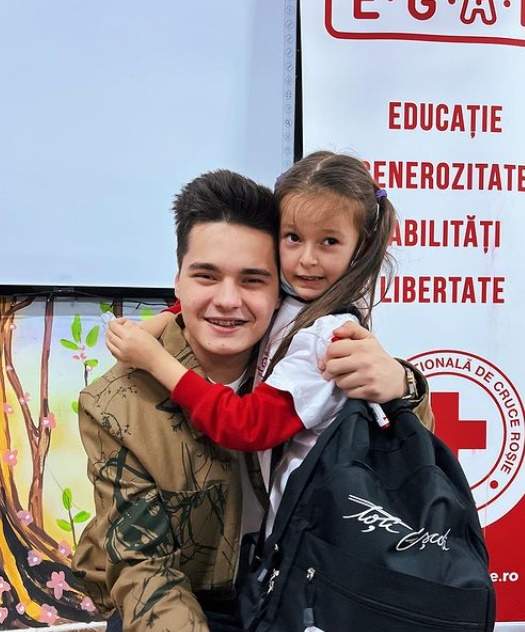 Selly, gest caritabil pentru copii nevoiași, în prag de Sărbători. Vloggerul, emoționat până la lacrimi: ”Vreau să fiți cei mai tari la școală” / FOTO