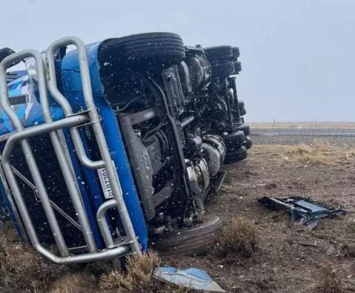 Șoferiță româncă de TIR, răsturnată de vânt pe șosea, în munții de lângă Las Vegas. În ce stare se află acum femeia