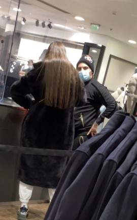Cum se pregătesc Pepe și Yasmine Ody pentru Crăciun. Artistul și-a pus iubita la treabă / PAPARAZZI