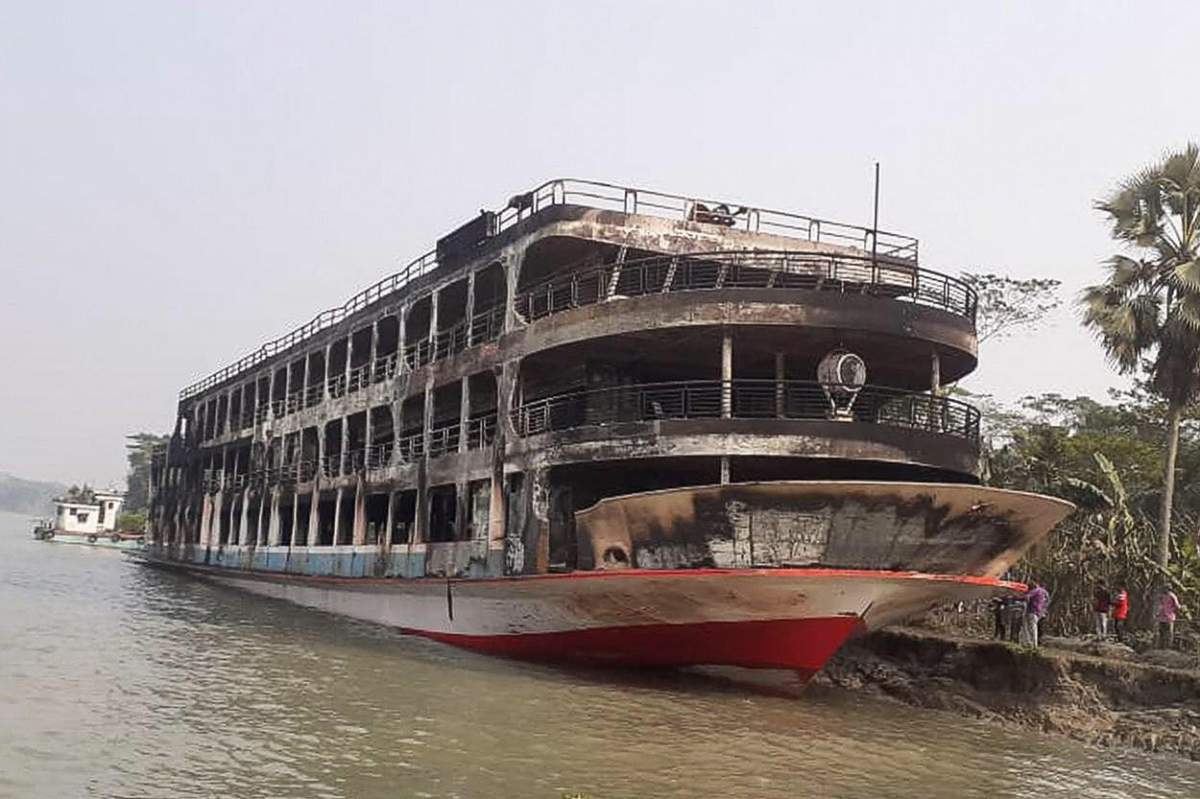 Un feribot din Bangladesh a luat foc, iar 37 de pasageri au murit