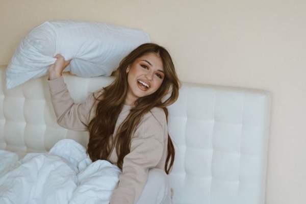 Irina Deaconescu, fotografie cu burtica de gravidă la vedere. Vloggerița va deveni mamă anul viitor, pentru a doua oară