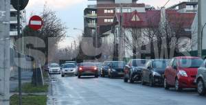 Miorița Videanu, la un pas de accident după ce a blocat circulația. Soția lui Adriean Videanu a riscat intrând pe interzis / PAPARAZZI