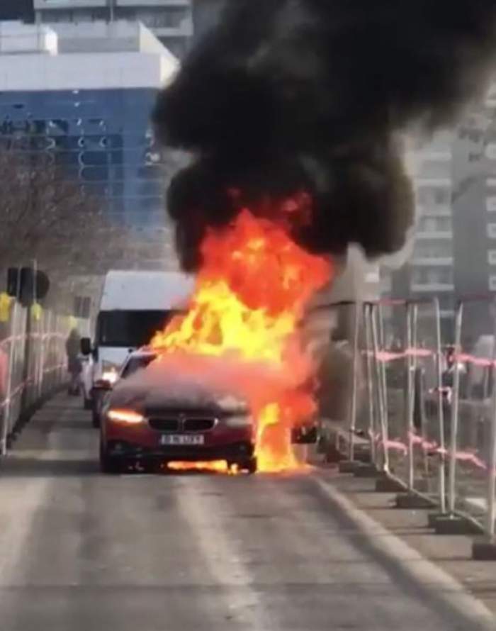 O mașină a luat foc