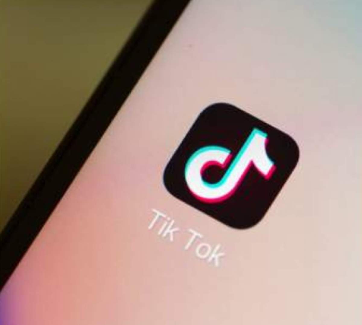 Încă un copil a murit după ce a încercat o provocare de pe TikTok. Ce spun părinții fetiței de 10 ani despre challenge-ul ”blackout”