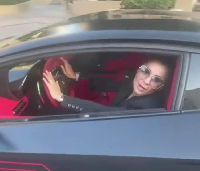 Anamaria Prodan s-a filmat la volanul unei mașini de aproape un milion de euro. Sexy impresara, mai zâmbitoare ca niciodată / FOTO