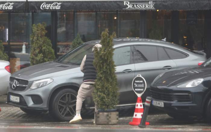 Cât de mult s-a schimbat Adrian Mutu, după ce a ieșit din lumina reflectoarelor. A fost surprins luând prânzul cu un bun prieten, într-o zonă exclusivistă a Capitalei / PAPARAZZI