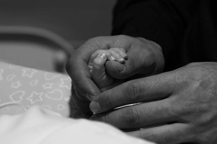 Bebelușul unor români stabiliți în Franța, de numai o lună, a fost găsit mort, în pat. Tragedia a avut loc chiar în a treia zi de Crăciun