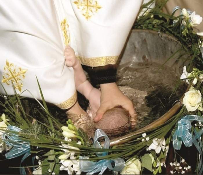 Motivul incredibil pentru care doi preoţi ortodocşi din Suceava au refuzat să boteze un copil. Cum a reacționat IPS Calinic când a auzit vestea