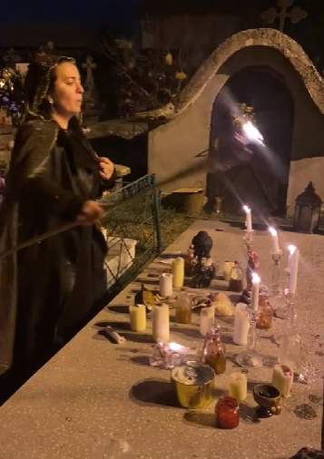 Vrăjitoare celebră din România, ritual pentru Anamaria Prodan și Laurențiu Reghecampf, în toiul nopții, în cimitir / FOTO