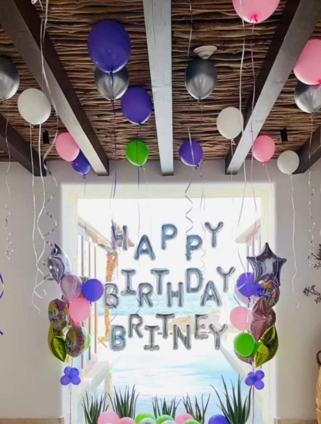 Britney Spears, emoționată până la lacrimi de surpriza pe care i-a făcut-o logodnicul ei. Starul a împlinit vârsta de 40 de ani / FOTO