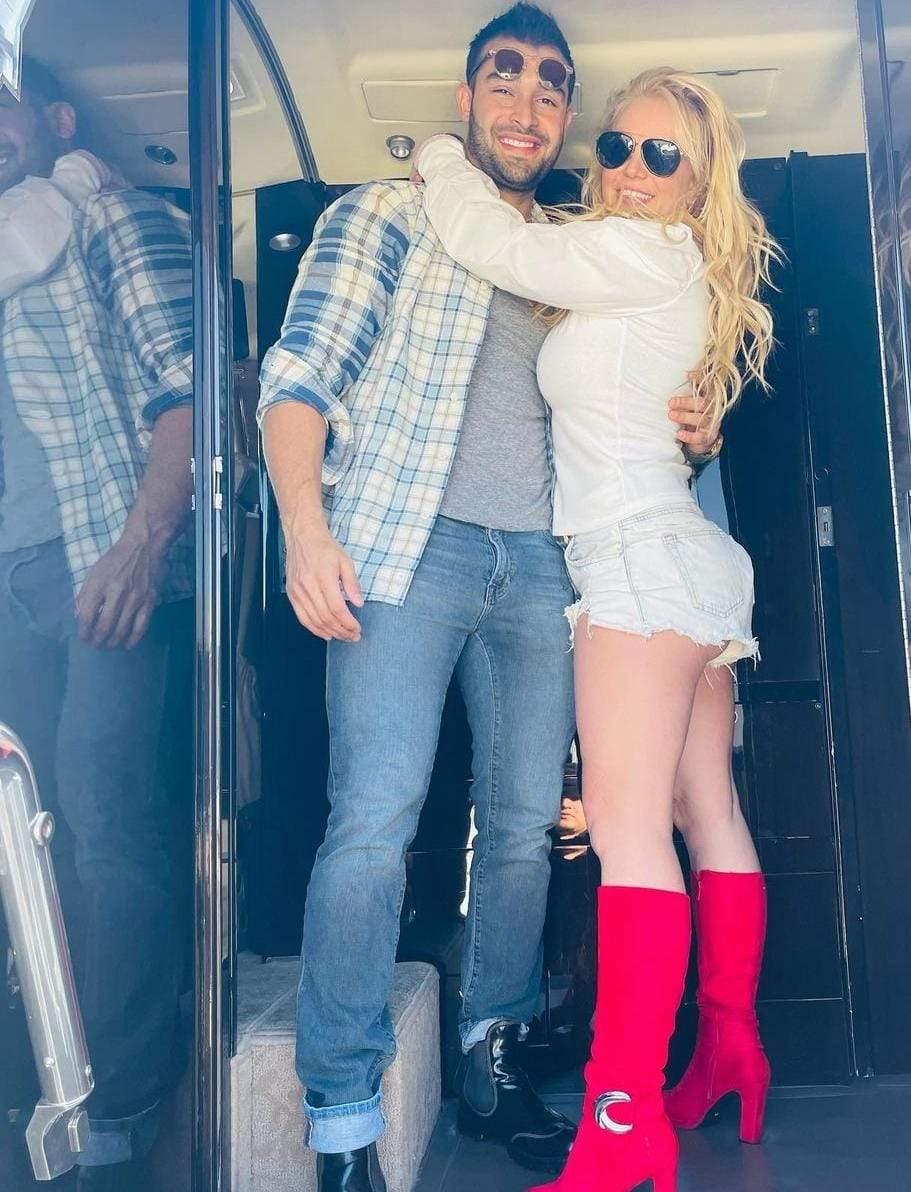 Britney Spears, emoționată până la lacrimi de surpriza pe care i-a făcut-o logodnicul ei. Starul a împlinit vârsta de 40 de ani / FOTO