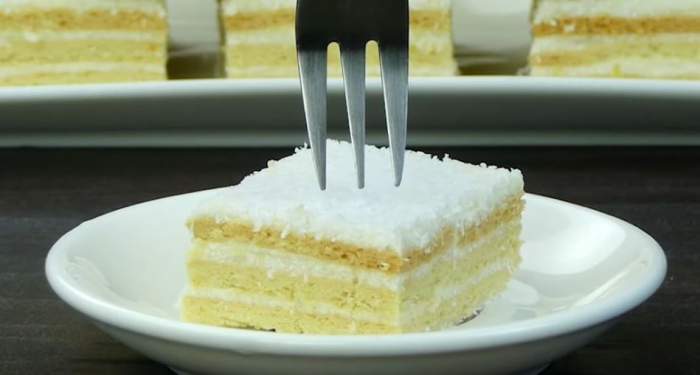 Prăjitura Albă ca Zăpada cu nucă de cocos. Rețeta simplă a copilăriei.