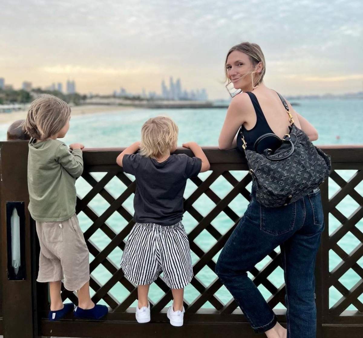 Adela Popescu, imagini de colecție din vacanță. Prezentatoarea TV a plecat in Dubai alături de Radu Vâlcan și copiii lor / FOTO
