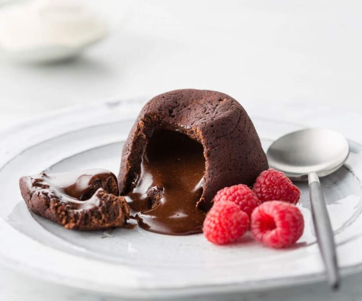 Cea mai simplă rețetă de lava cake. Cum să impresionezi musafirii de sărbători