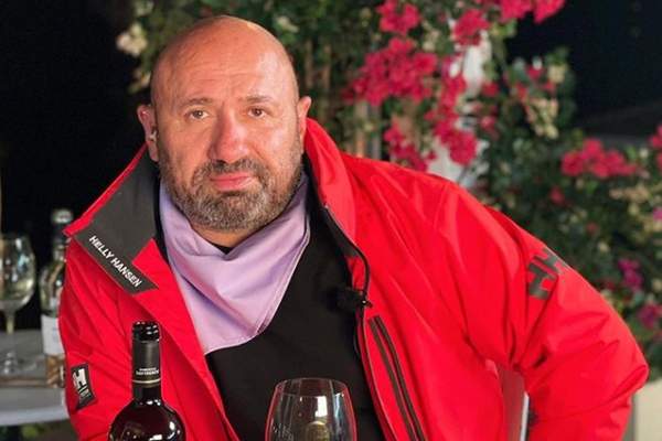 Cătălin Scărlătescu a plecat în vacanță cu iubita. Cum s-a fotografiat juratul de la Chefi la cuțite alături de partenera sa