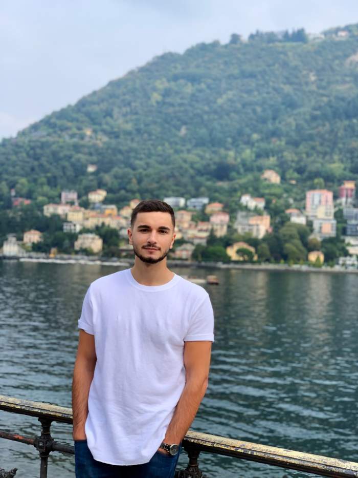 Gabriel Micliuc, un pompier în vârstă de 22 de ani, se zbate între viață și moarte. A fost implicat în accidentul în care a decedat Laci Farkas, solistul trupei Quo Vadis