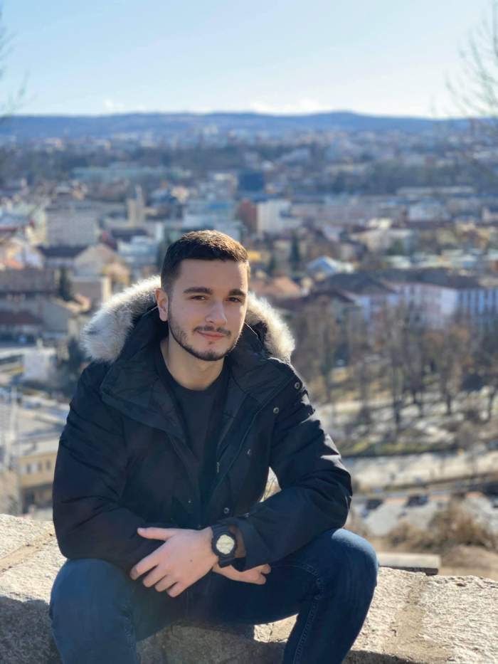 Gabriel Micliuc, un pompier în vârstă de 22 de ani, se zbate între viață și moarte. A fost implicat în accidentul în care a decedat Laci Farkas, solistul trupei Quo Vadis