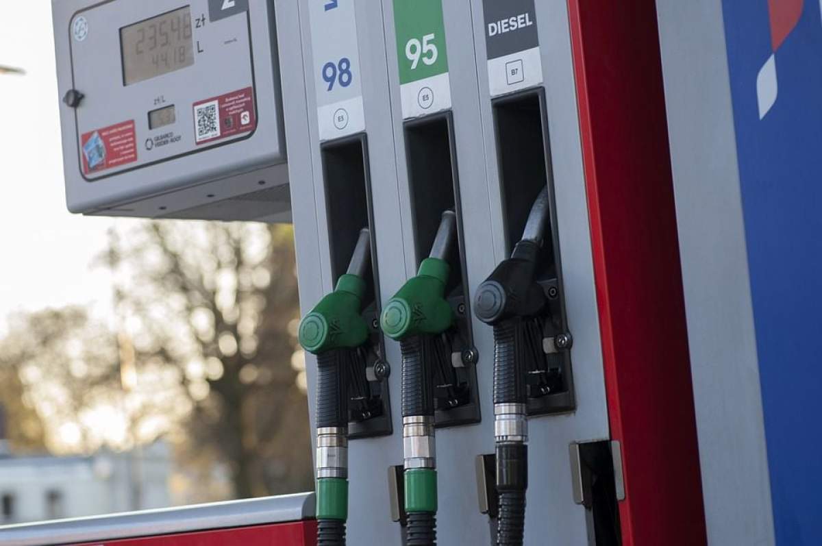 Benzina și motorina Motorina și benzina se scumpesc de la 1 ianuarie 2022. Cât vor trebui să scoată din buzunare românii pentru a alimenta