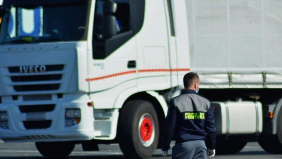 Ce au găsit oamenii legii în remorca unui TIR! Un șofer de TIR din Turcia a sunat la 112, după ce a auzit zgomote în remorcă. Ce au descoperit oamenii legii din Arad