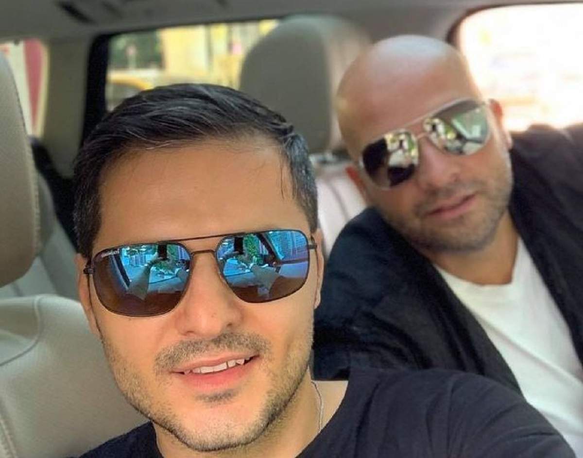 Liviu Vârciu se află în mașină alături de Andrei Ștefănescu. Amândoi poartă ochelari de soare și zâmbesc.