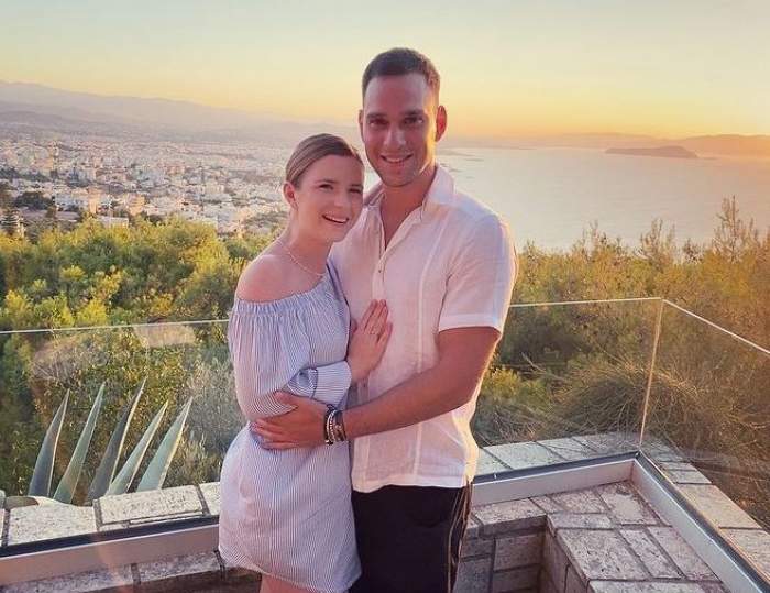 Cristina Ciobănașu și Vlad Gherman pe vremea când erau împreună. Cei doi se țin în brațe. Ea poartă o rochiță albă cu dungi, iar el o cămașă albă și pantaloni negri.