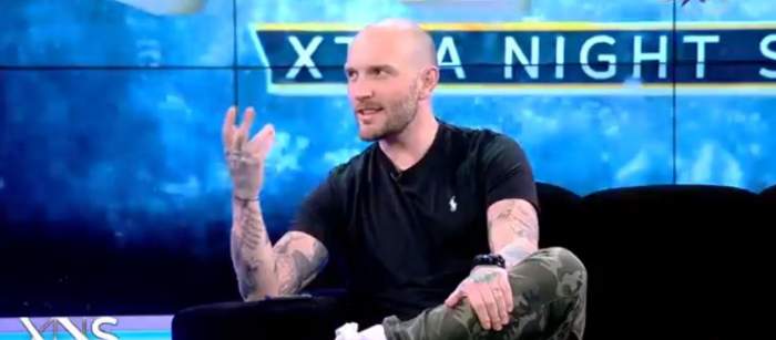 Cătălin Bordea, îmbrăcat în negru, gesticulând la Antena Stars