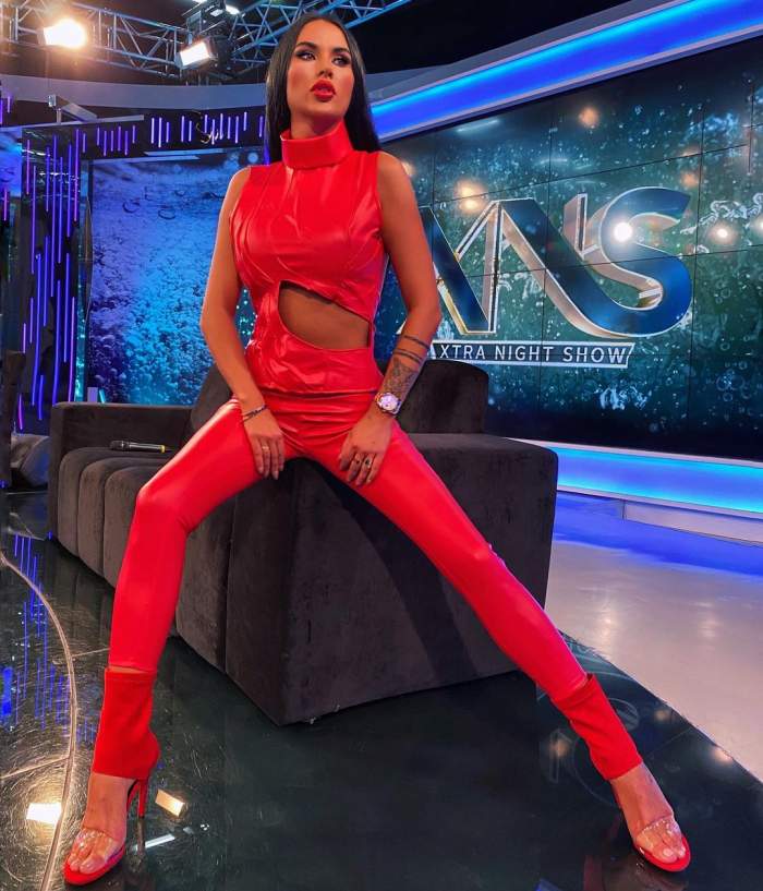 Daniela Crudu îmbrăcată în roșu, în platou la XNS.