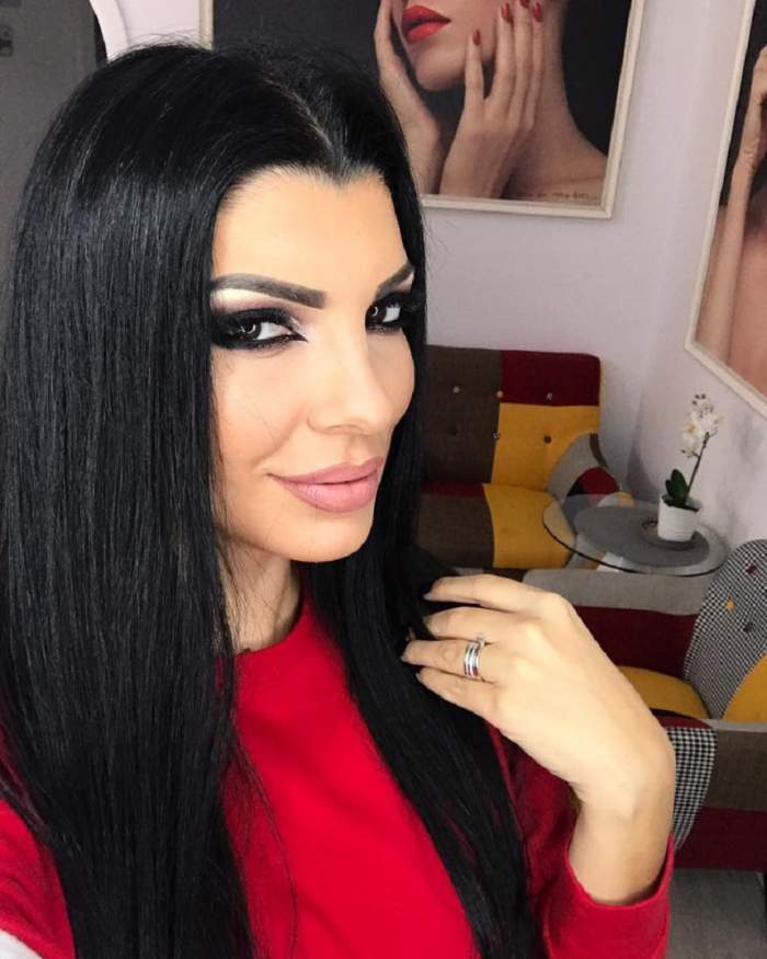 Andreea Tonciu, selfie în casă, în ținută roșie