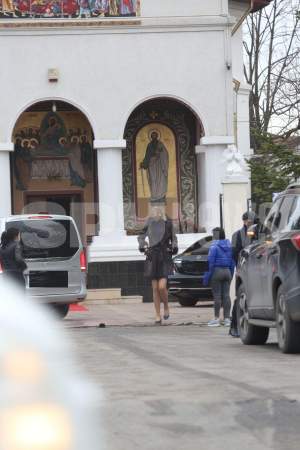 Ce se întâmplă cu Roxana Ciuhulescu. Vedeta, surprinsă la biserică, în timp ce vorbea cu preotul / PAPARAZZI