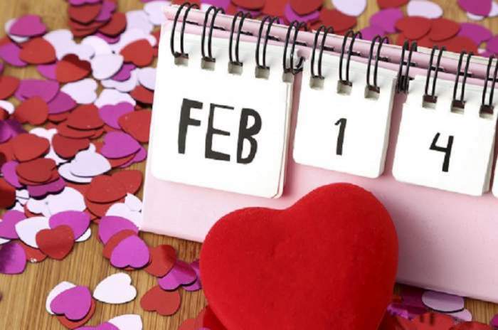 O fotografie simbol cu un calendar roz ce indică data de 14 februarie. Lângă el sunt mai multe inimioare colorate.
