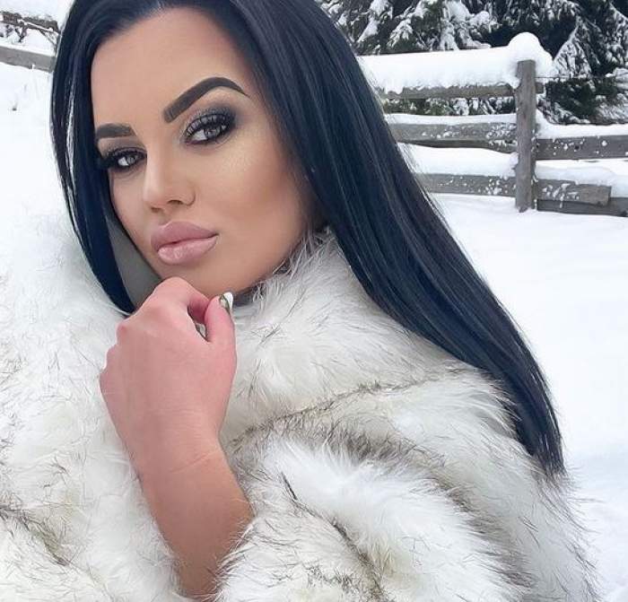 Carmen de la Sălciua este afară, în zăpadă. Vedeta poartă o haină de blană albă.