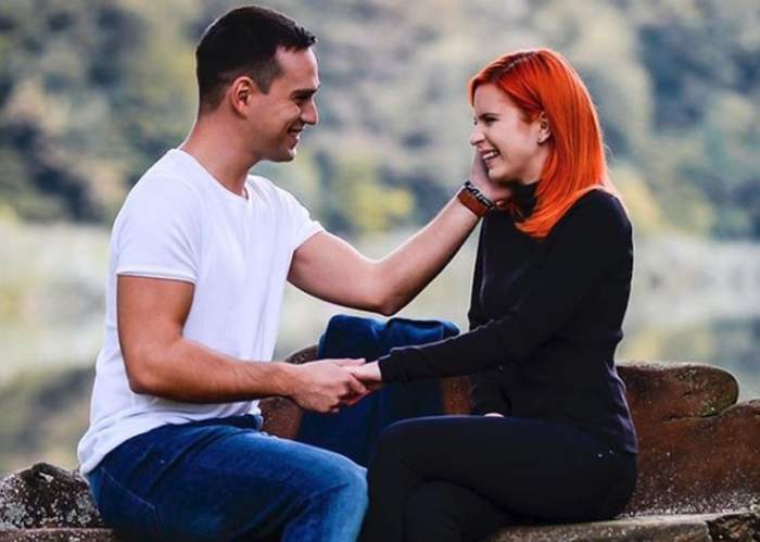 Vlad Gherman și Cristina Ciobănașu se privesc în ochi, el cu mâna pe fața ei