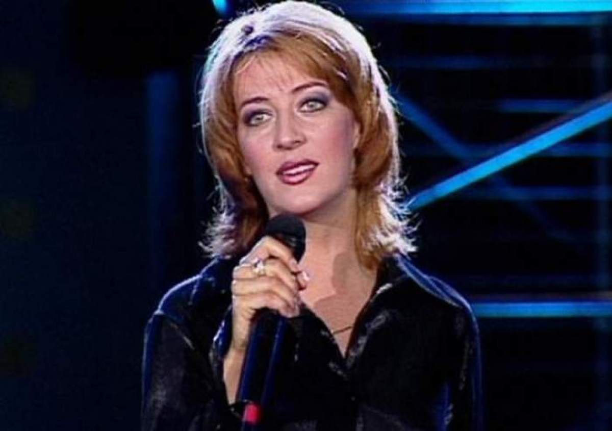 Laura Stoica, cântă pe scenă, în ținută neagră