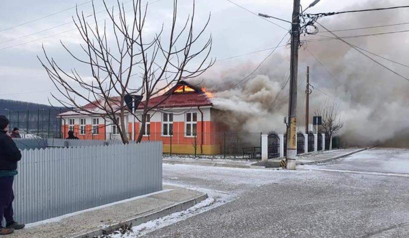 Un incendiu violent a izbucnit la o școală din Vaslui