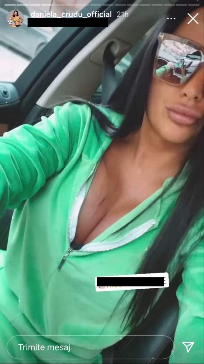 Daniela Crudu e în mașină. Vedeta poartă un hanorac verde, decoltat, și ochelari de soare.