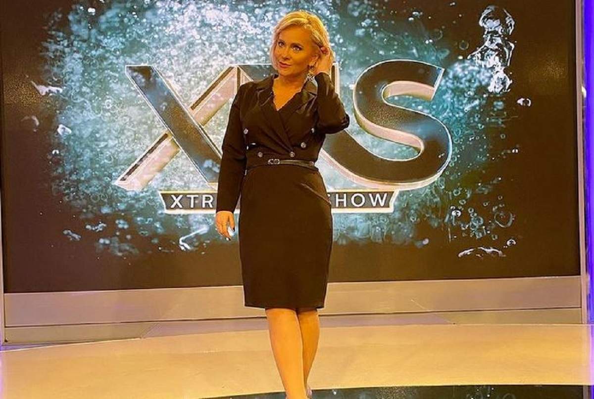 Paula Chirilă se află la Xtra Night Show. Vedeta poartă o rochie neagră.