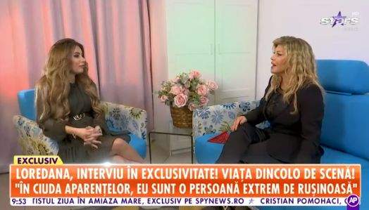 Loredana Groza, în ținută neagră oferă un interviu pentru Antena Stars