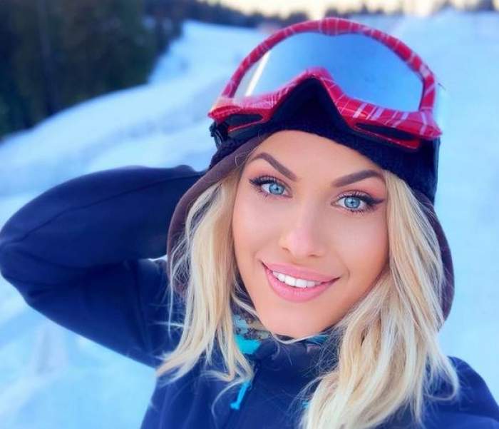Amna își face un selfie la munte. Vedeta poartă echipament de ski albastru și zâmbește larg.