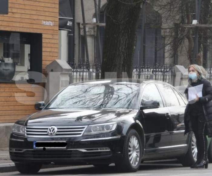 Carmen Șerban, îmbrăcată în negru, lângă mașină, în trafic