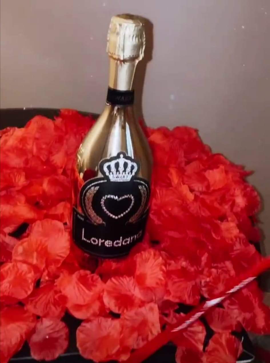 Șampania personalizată primită de Loredana Chivu