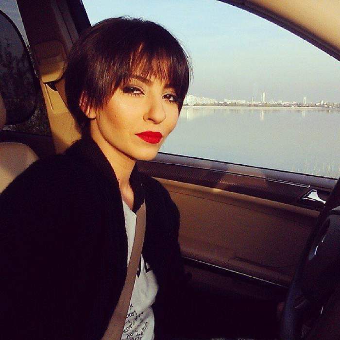 Giulia Anghelescu și-a făcut un selfie în mașină, în ținută alb-negru