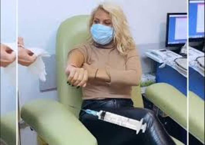 Amna, în cabinetul medicului, cu masca pe față