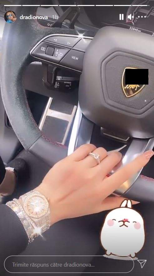 Daria Radionova e în mașină. Vedeta ține mâna pe volan și poartă un inel, brățări și ceas.