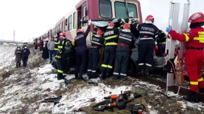 Mașina lor a fost lovită de tren