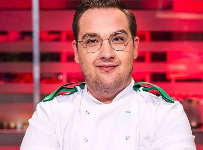 Răzvan Babană se află la Chefi la cuțite. Fostul concurent poartă o uniformă albă de bucătar, cu detalii verzi pe umeri.