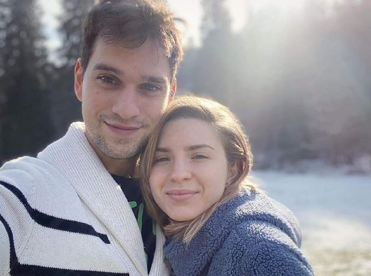 Cristina Ciobănașu și Vlad Gherman într-un selfie. El poartă un pulover alb, cu dungi negre, iar ea unul albastru.